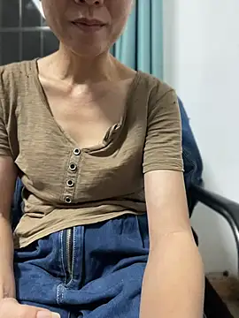 Li61316 - 完成目莉莉在办公室的楼梯上尿尿！有哥哥会支持的吗？