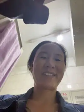Li61316 - 完成目莉莉在办公室的楼梯上尿尿！有哥哥会支持的吗？