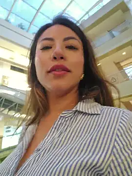 Karen_San_Miguel - Flash tits in public + spit tits 😈