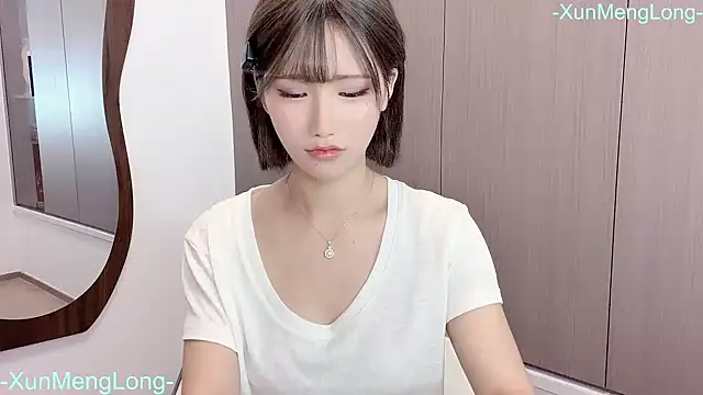-XunMengLong- - 只穿内衣直播十分钟