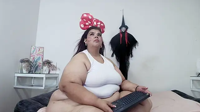 Charlotte_curvy_
