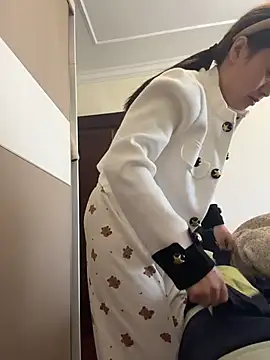 Saozi666 - 完成可选：口交黑鸡吧、口叼内裤、小粉插入M腿、开双插票、挤奶水、全裸呼啦圈