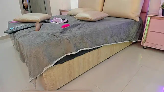 StefaniCollins - Sexy dance all naked + Spanks😈😈