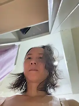 Li61316 - 完成目莉莉在办公室的楼梯上尿尿！有哥哥会支持的吗？
