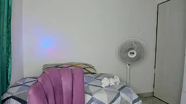 Ema_saenz - suck fingers