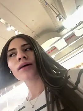 Nicolle_v - Flash Tits in public