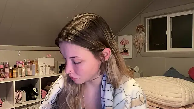 Kaialuvv - Strip to lingerie