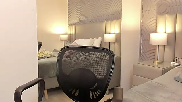 TarynKnox - oil on my buttocks