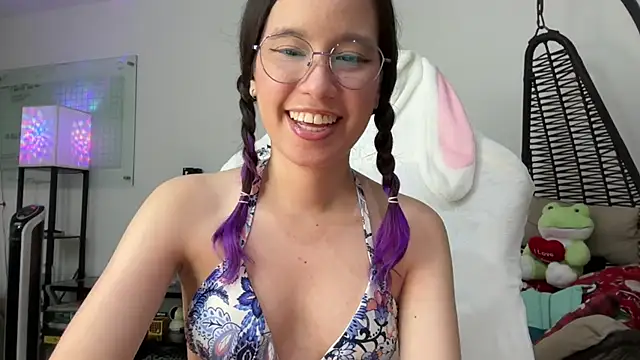 Anto_herrera - Using my new toy on my clit 💜😈