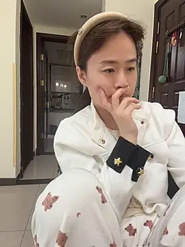 Saozi666 - 完成可选：口交黑鸡吧、口叼内裤、小粉插入M腿、开双插票、挤奶水、全裸呼啦圈