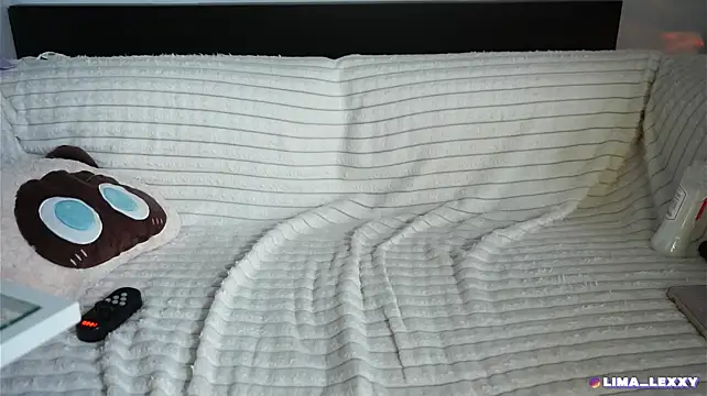 LimaLexxx - 1 finger in pussy??