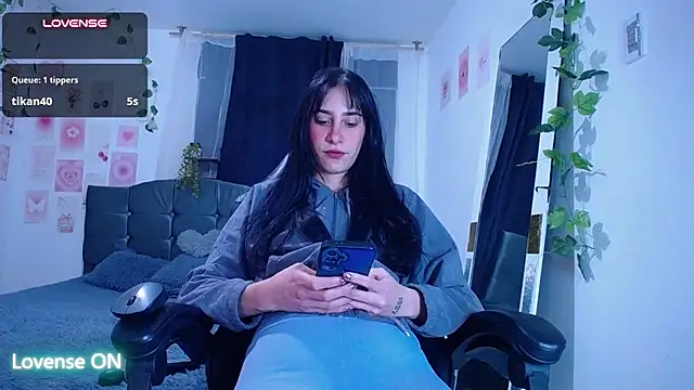 IsaBaileys_ - 1 doigt dans mon cul🍑