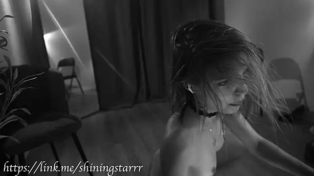 Alittlestarrr - tease handbra