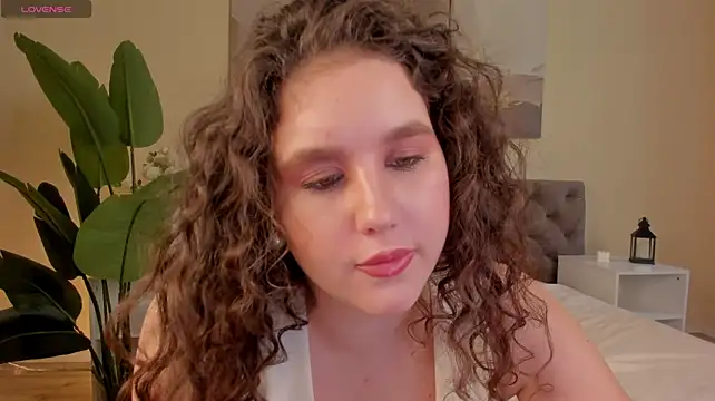 Ariella_Sol - bare back dance