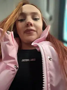 LisaCatt - play with nipples for 6 minutes