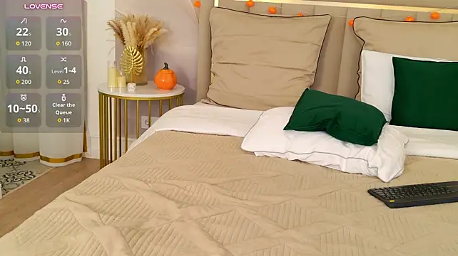 CamillaLarson - zoom+squeeze boobs