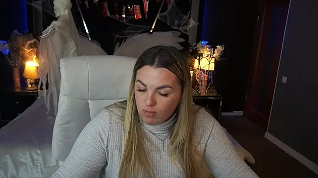 AlissyaGrayy - topless ass