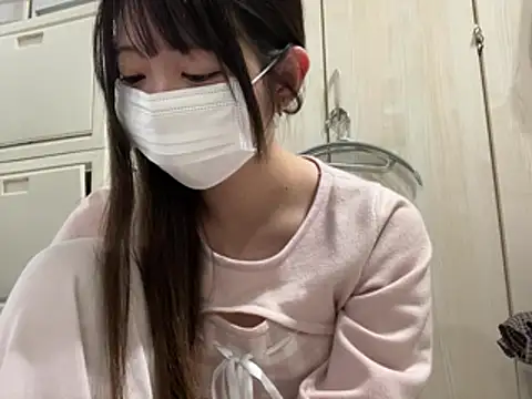 Y-u-r-a-33 - スカートぽいして四つん這い🎀