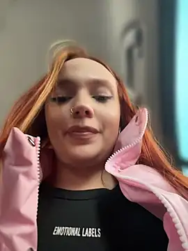 LisaCatt - play with nipples for 6 minutes