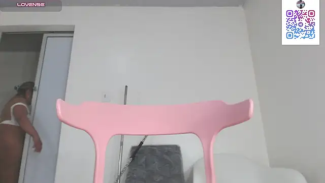 Kitty_Mifl - follar botella de wuisky en coño + gape