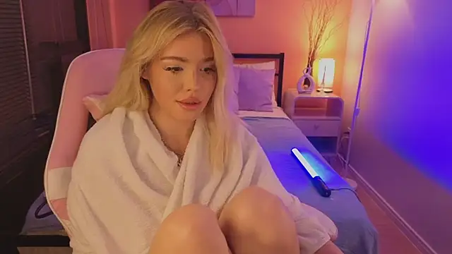 Anna_Robinson - breast tease