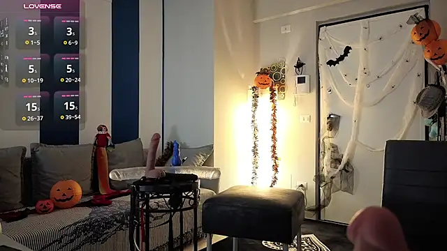 Freyamoret - Cavalco dildo sullo sgabello + SQUIRT