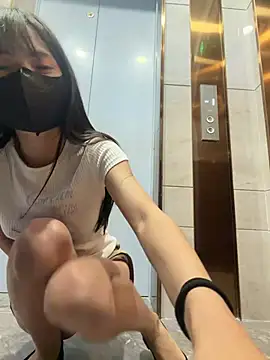 Xiao-Lin - 户外电梯口脱内衣漏胸1分钟