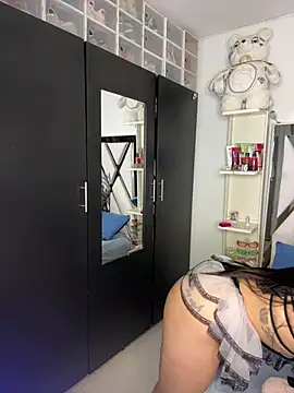 Valentina_fire1 - completely naked and shaking ass