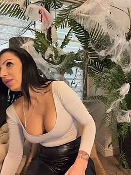 ReynaMorel - 🎃Too hot to behave🎃