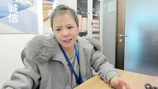 KKMM168 - 完成目标带乳夹给客户打电话