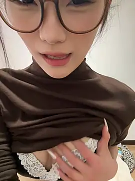 Xiaoyan55 - 主播刚成年，你们不许骗我，你们可以试试慢慢开发主播的另一面。不许提免费要求哦