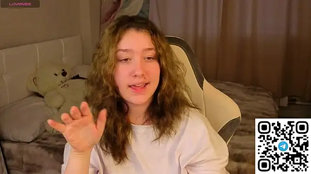 Lollybunnyy - Squeeze my tits