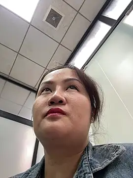 Amy1688 - 户外脱内裤特写小穴