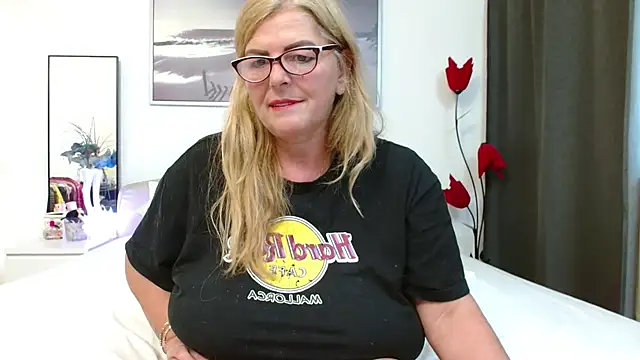 YulliaMilf - show big boobs pussy ass
