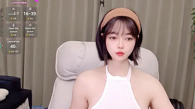 Uikyy1 - 大师和我说，我会为情所困，我一直以为是爱情，没想到是行情