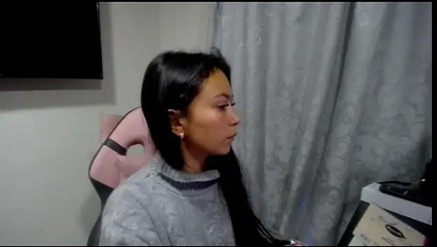 Holly_rosee - showw boobs