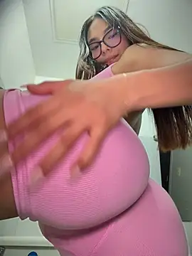 Amira_cute2 - Shake ass+Spank x 4 🍑