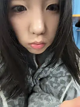 Lucy-cat - 特写奶头放桌面上震动电动乳夹