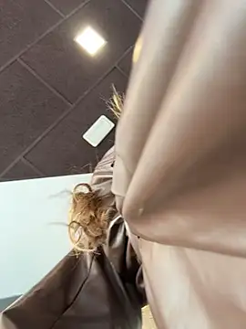 Mona_Plus - 💦Squirt under table McDonald💦LT🎁