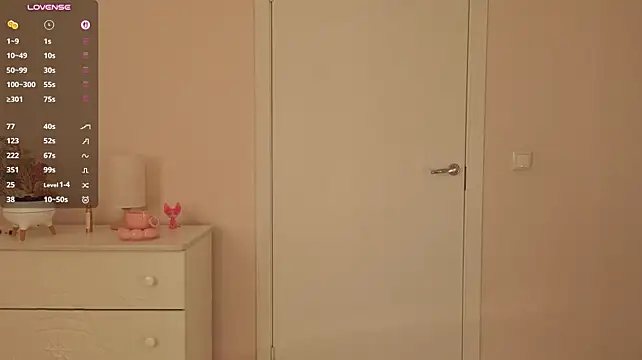 Lunarr_kitten - show sexy feet