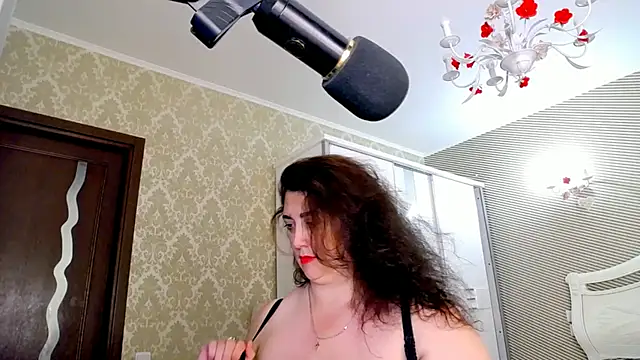 Evelyn_Shy - bare chest 200