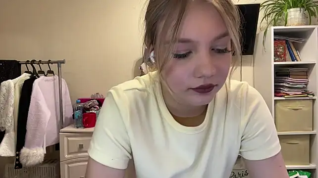 MayaStarlight - Tease with my top with eye contact❤️
