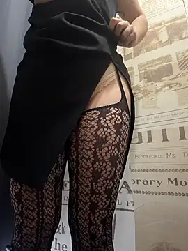 AdelRich - Show pusssy on public