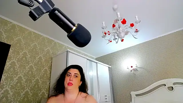 Evelyn_Shy - bare chest 200
