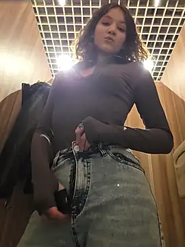 MabelBrowwn - Squeeze boobs