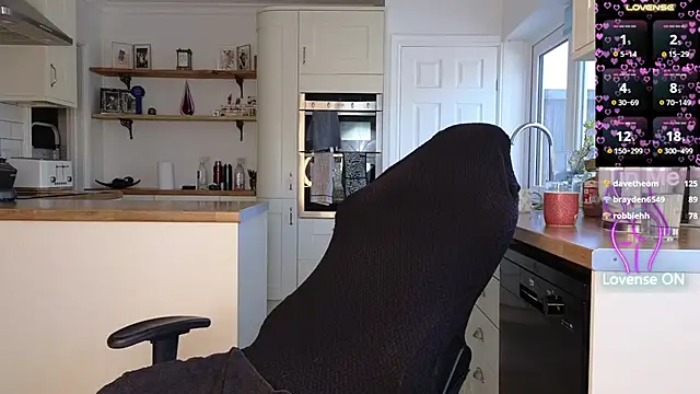 Stripmequick - Free Aliens Boobs 15 mins!