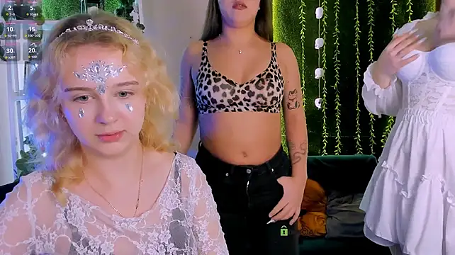 Kiki_swan - kiss in cheek
