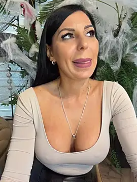 ReynaMorel - 🎃Too hot to behave🎃
