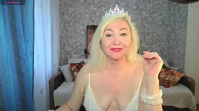 LadyKriss - Smear your breasts with oil