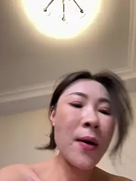 Eva10069 - 朋友家聚会偷玩儿刺激，全裸1分钟